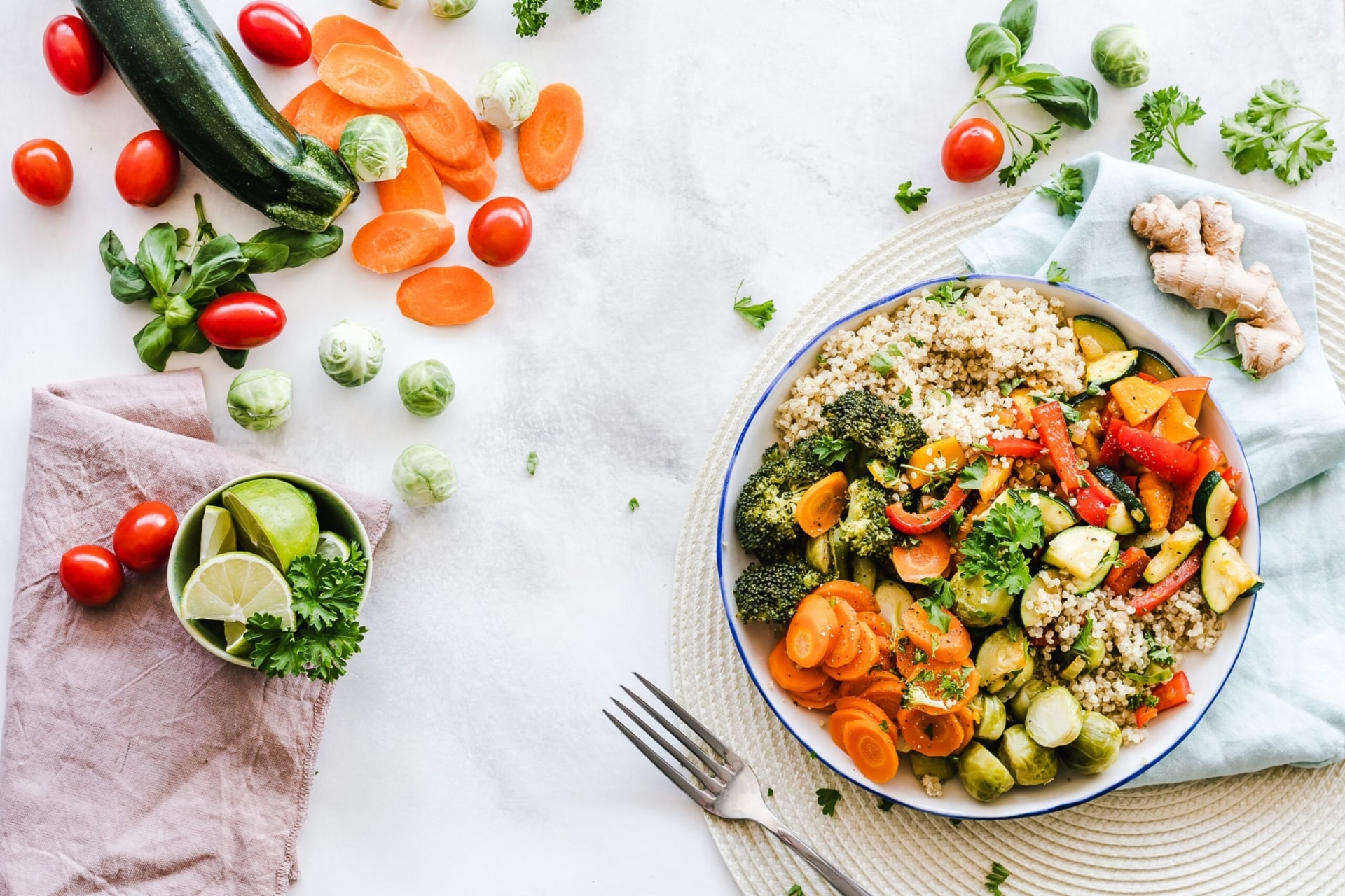 Assiette saine avec quinoa et légumes frais, idéale pour une nutrition sportive sans édulcorants ni additifs.