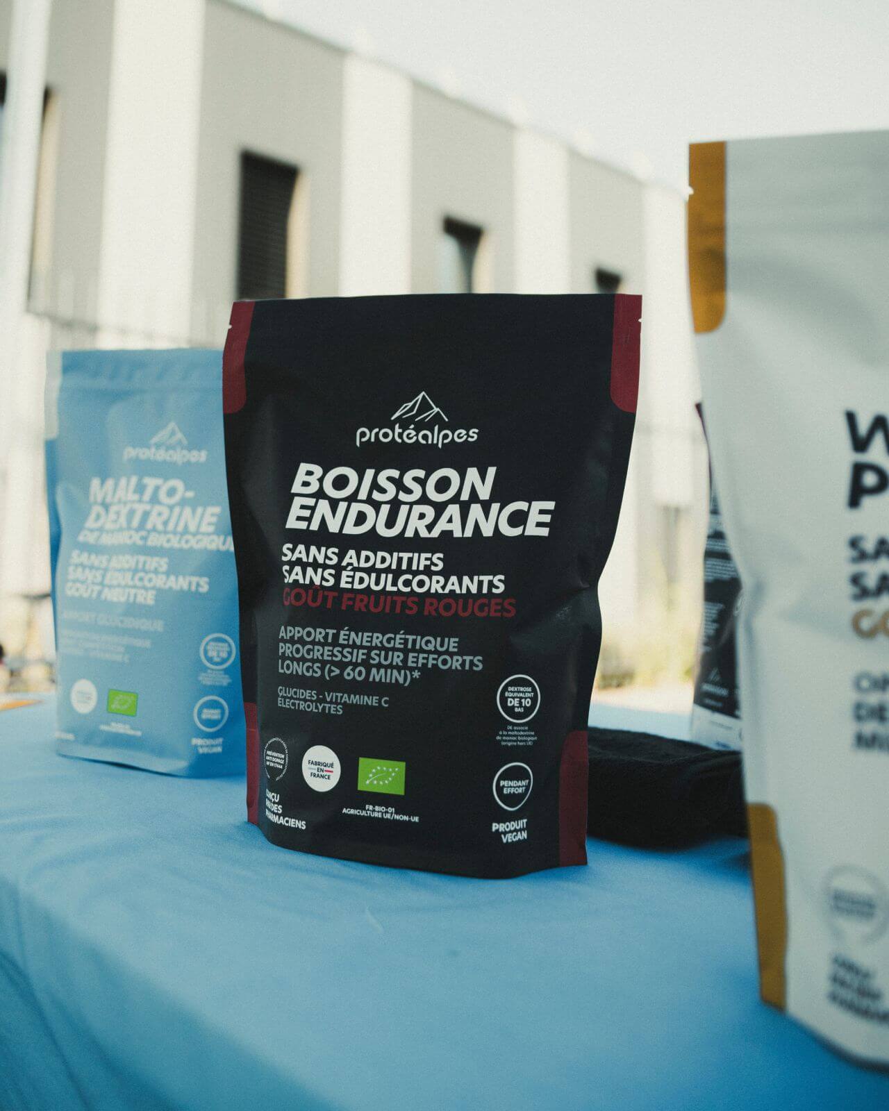 Sachet Protéalpes: Boisson endurance goût fruits rouges, sans additifs ni édulcorants, nutrition sportive de haute qualité.