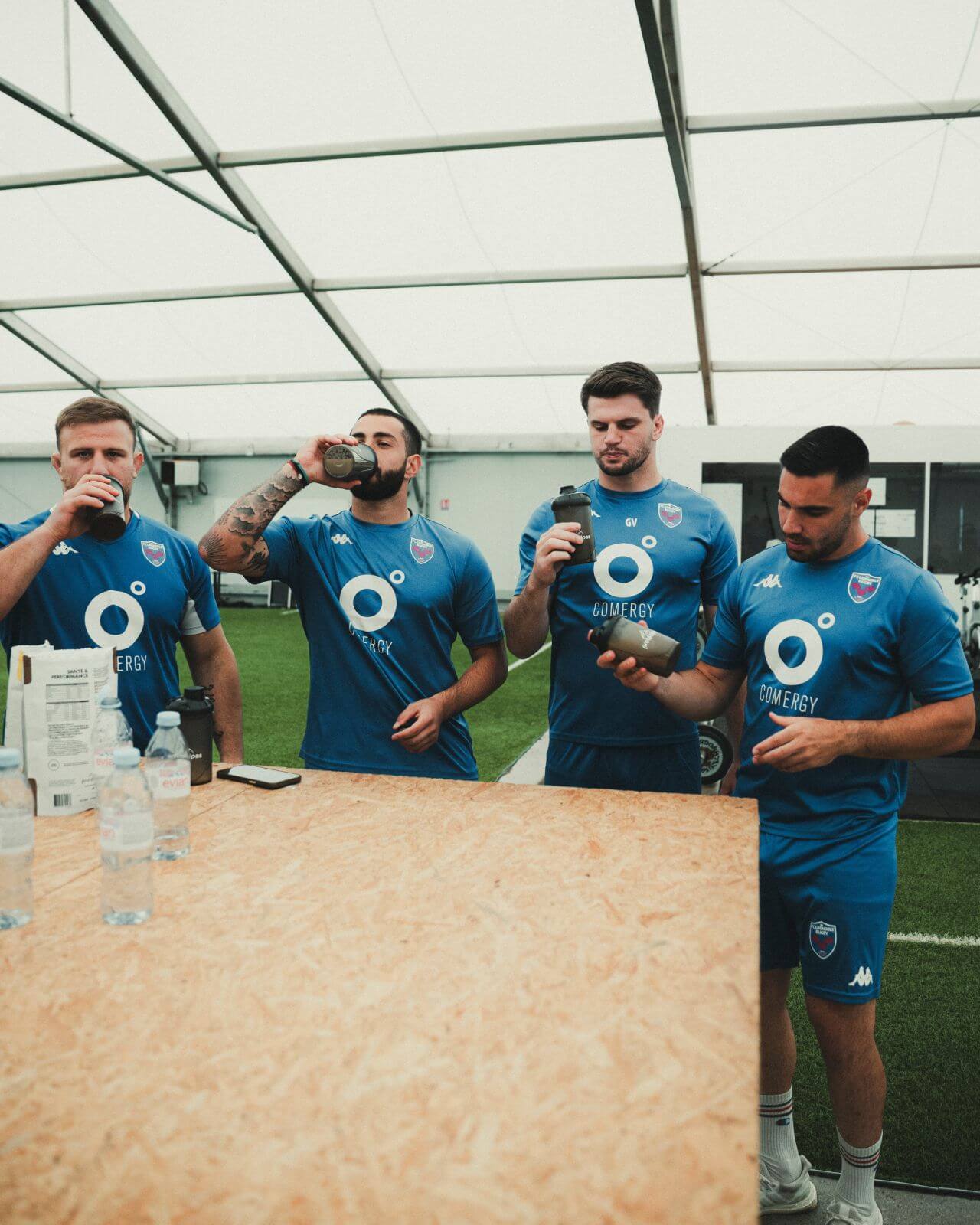 Sportsmen and women enjoy Protéalpes additive-free drinks after a sports session. Healthy, respectful nutrition.