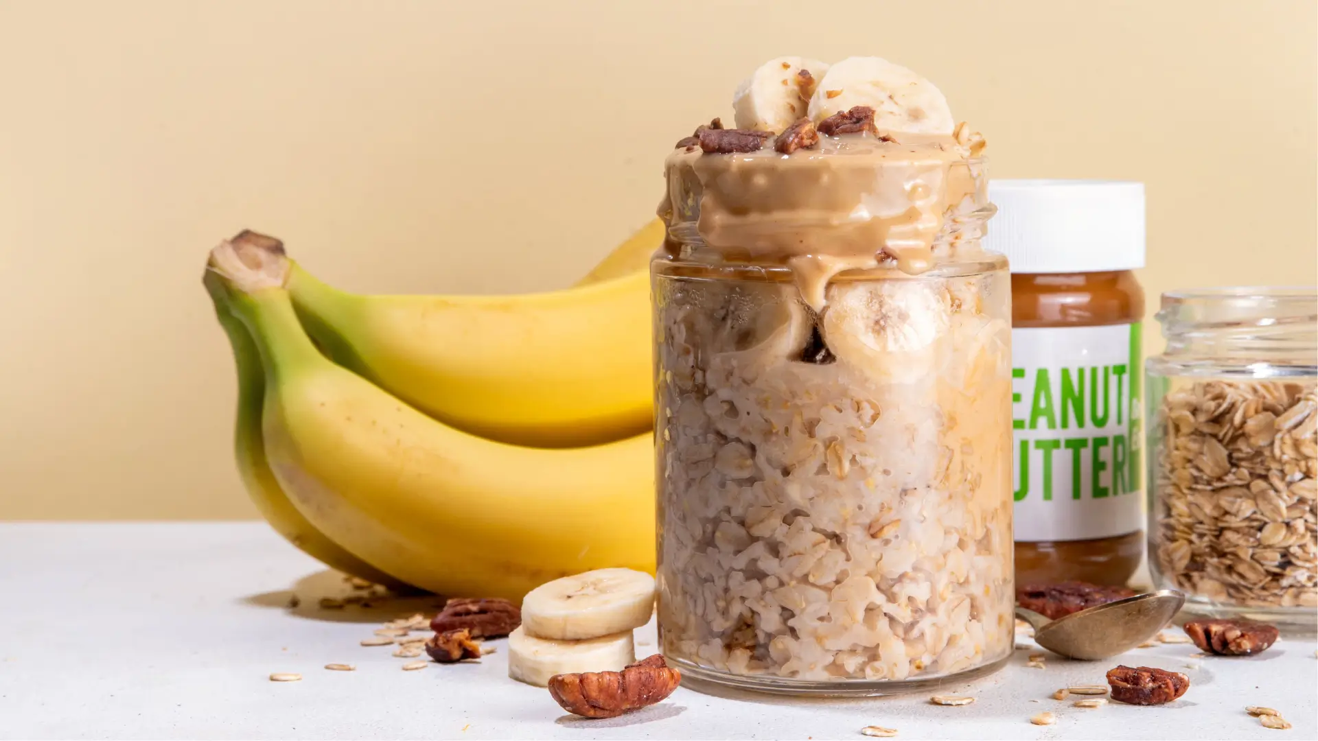 Overnight oats with bananas and peanut butter, free from additives and sweeteners, with pecans and natural oats.
