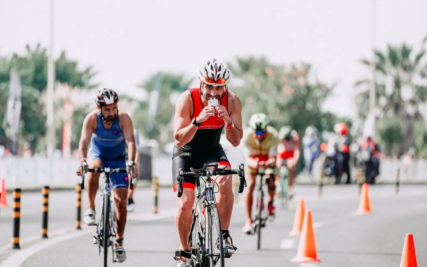 Cycliste consommant une nutrition sportive naturelle pendant une course. Protéalpes : énergie sans édulcorants ni additifs.