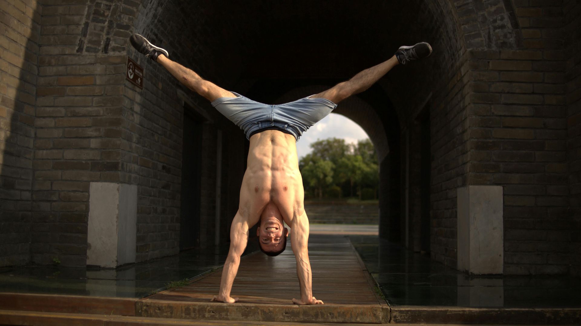 Athlete balancing on his hands, symbolizing the strength and natural quality of Protéalpes sports nutrition.