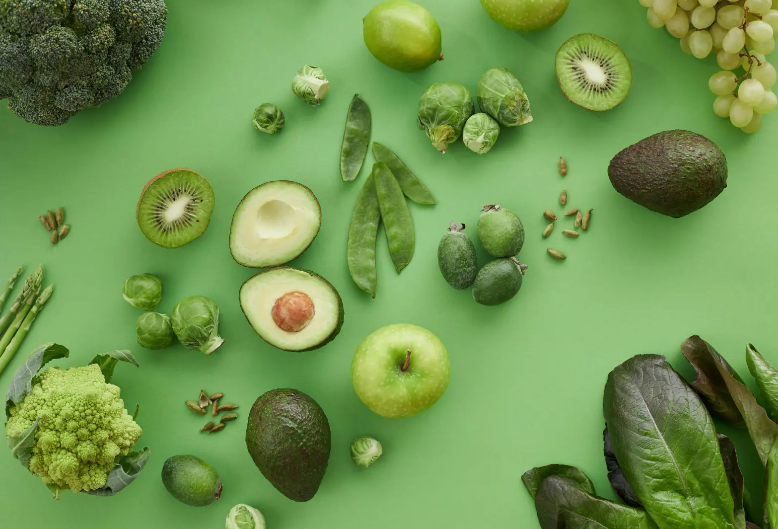 Assortiment de fruits et légumes verts frais, idéals pour une nutrition sportive naturelle et sans additifs sur Protéalpes.