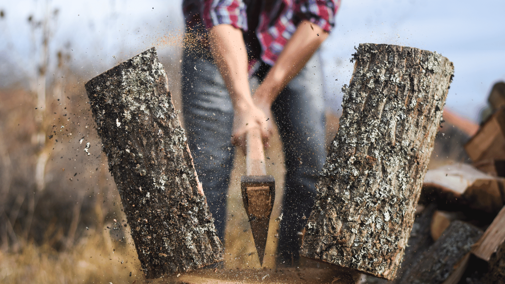 Woodcutter splitting wood, symbol of raw, natural strength. Protéalpes: pure sports nutrition, without sweeteners or additives.