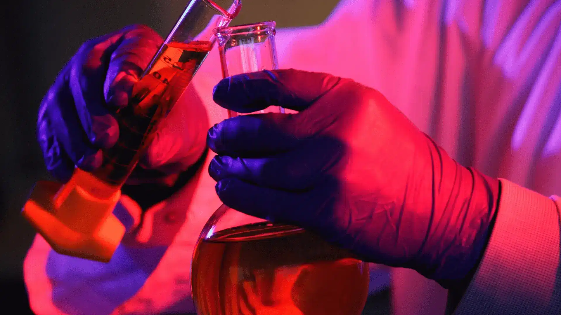 Wissenschaftlerin beim Umgang mit Proben im Labor, die die Präzision von Protealpes bei der natürlichen Sporternährung veranschaulicht.