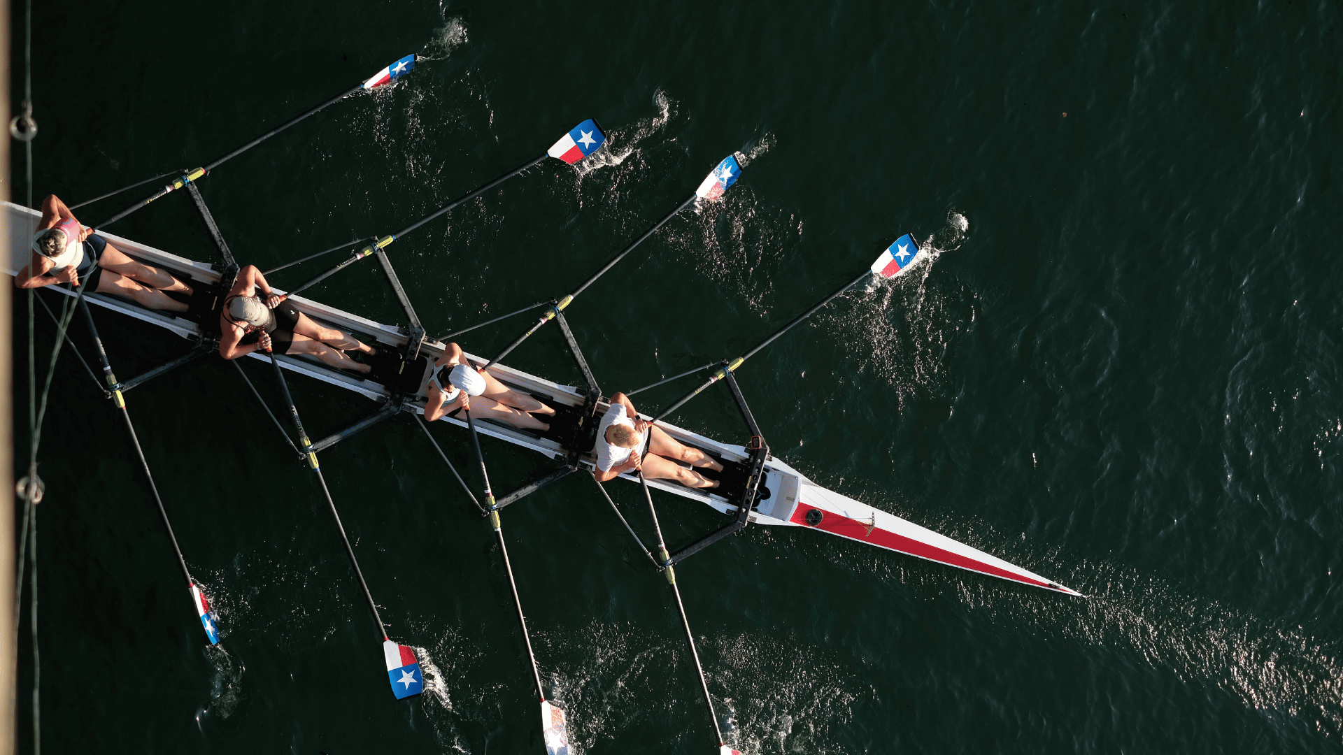 Team rowing on the lake: pure sporting performance, without additives or sweeteners, reflecting the Protéalpes philosophy.