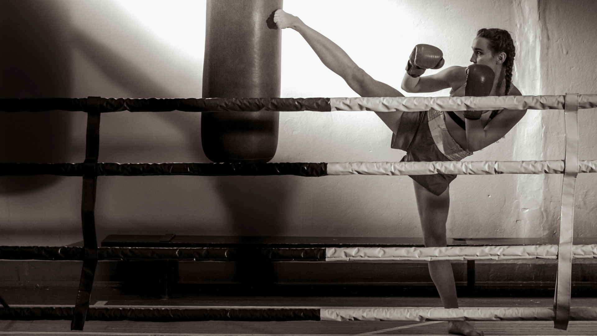 Boxeuse au ring en plein entraînement, illustrant la puissance et la détermination soutenues par Protéalpes, nutrition pure.
