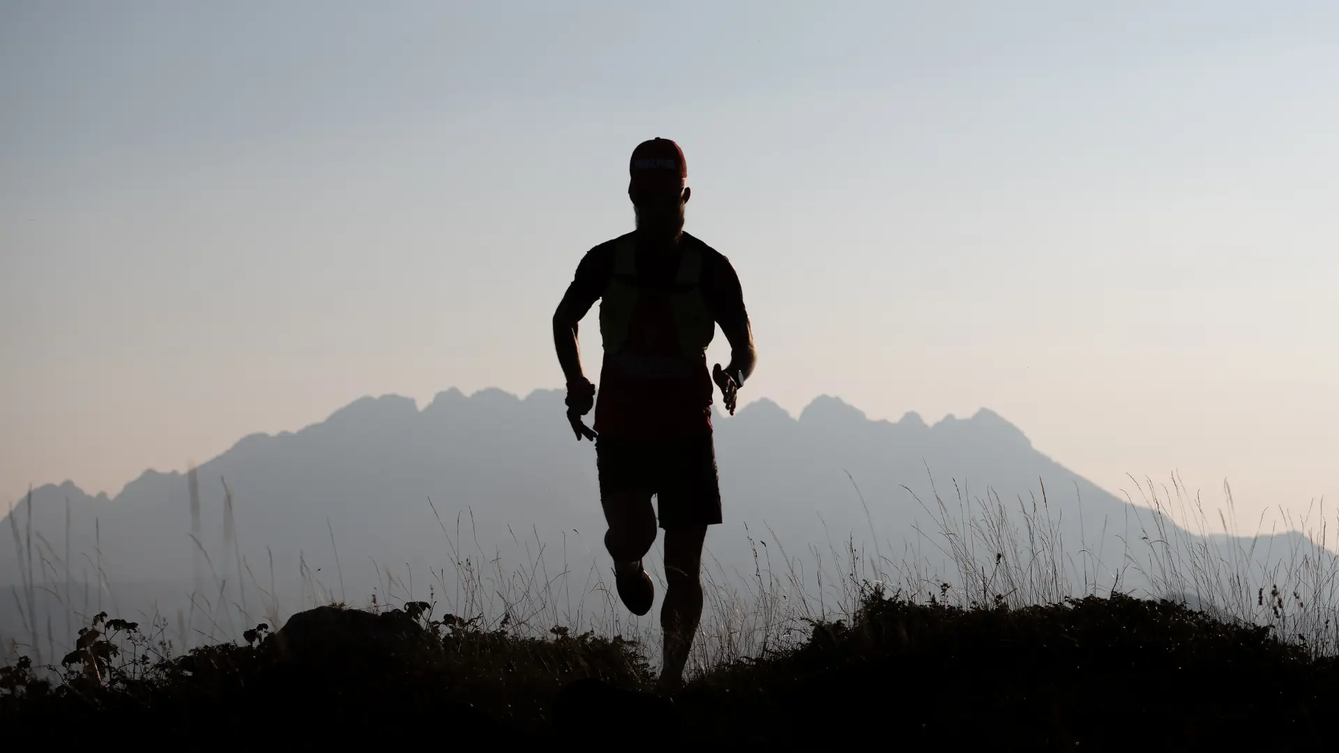 Mountain runner at dusk, illustrating the purity and quality of Protéalpes sports nutrition.