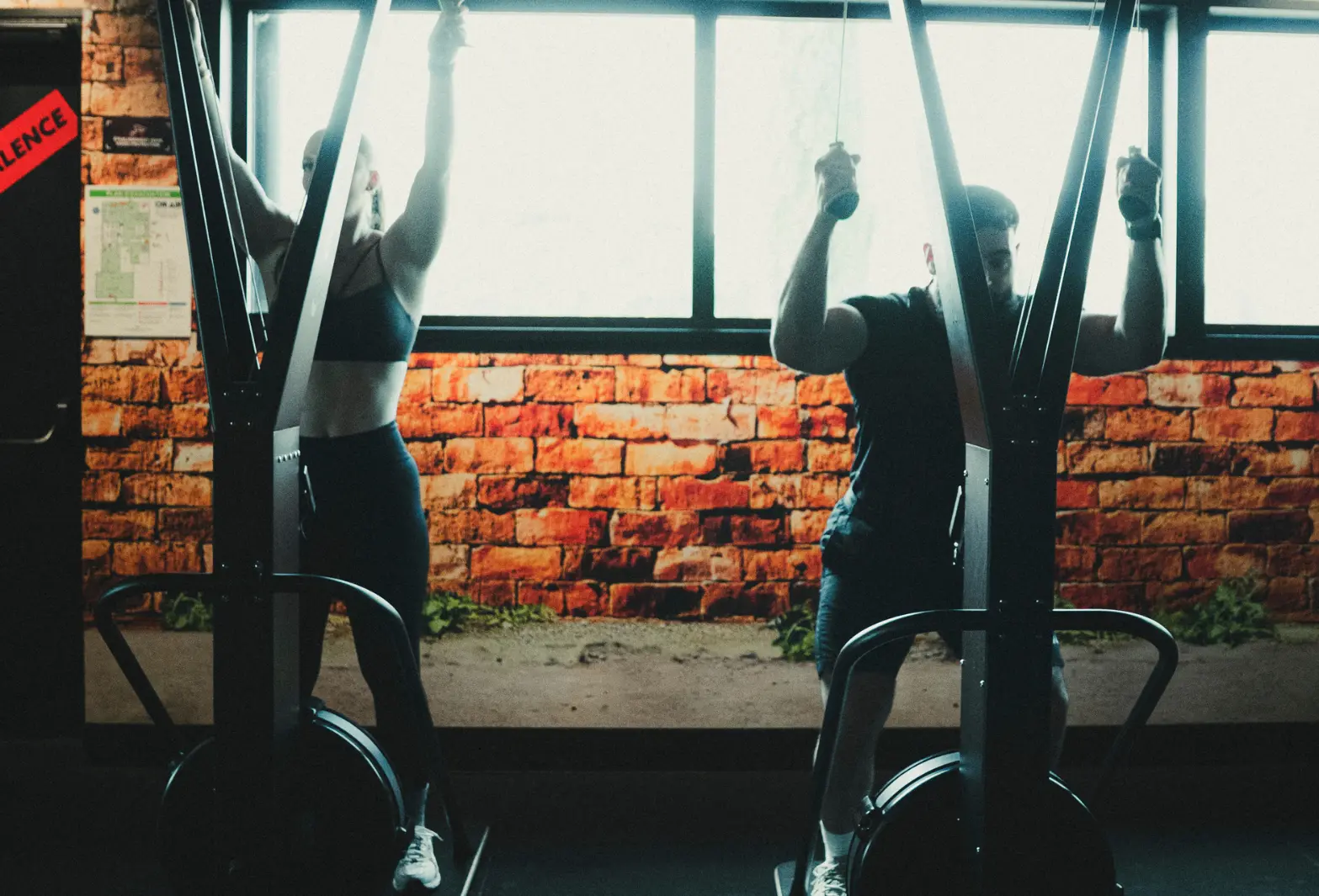 Entraînement intensif en salle de sport, axé sur la nutrition naturelle et sportive sans édulcorants, sans additifs.