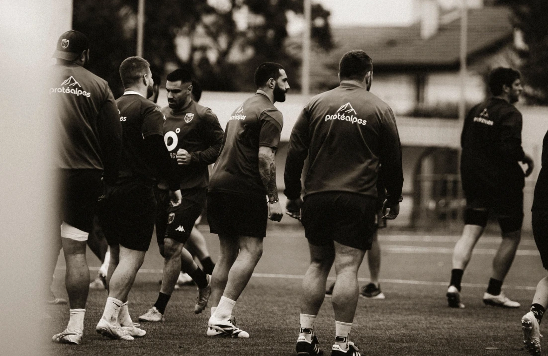 Joueurs de rugby en entraînement portant des vêtements Protéalpes, une marque de nutrition sportive sans édulcorants ni additifs.