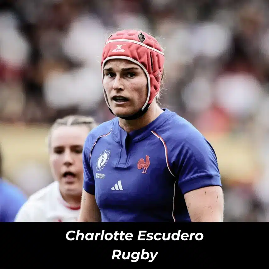 Joueuse de rugby concentrée, portant un casque rouge et un maillot bleu, illustrant la détermination et la force sportive.
