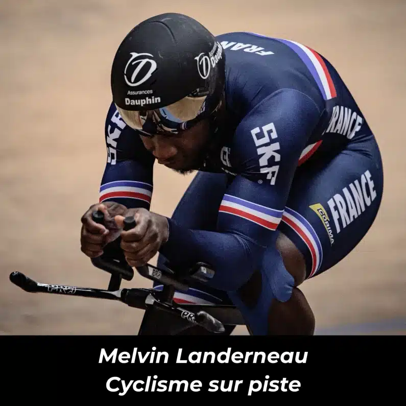 Radrennfahrer auf der Bahn mit französischem Overall. Protéalpes: Sporternährung ohne Süßstoffe und Zusatzstoffe.