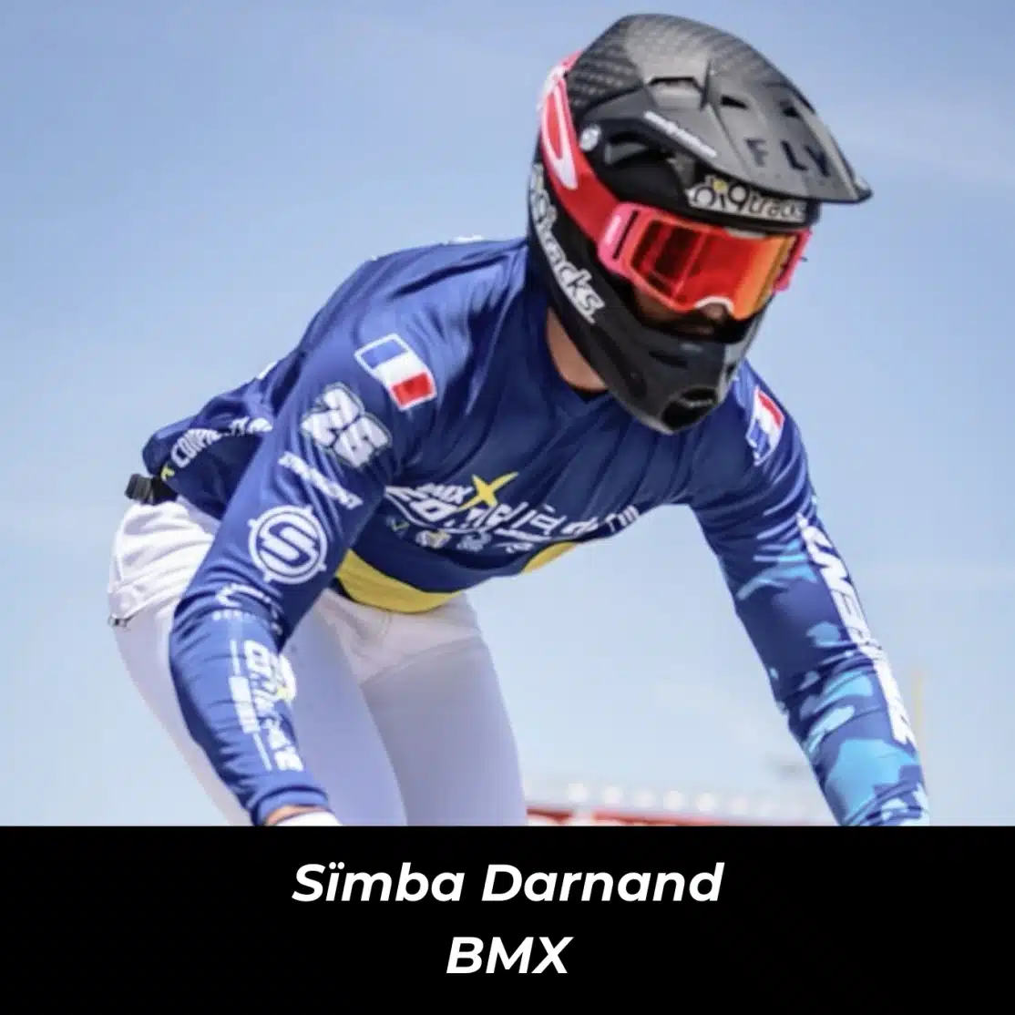 Cycliste BMX en pleine course, équipé d'un casque. Idéal pour illustrer l'énergie dans vos produits Protéalpes.