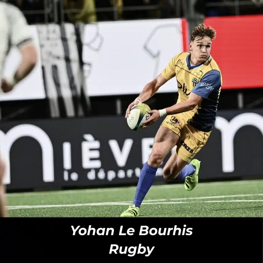 Un joueur de rugby en action sur le terrain, portant un maillot jaune et bleu, dans un stade.