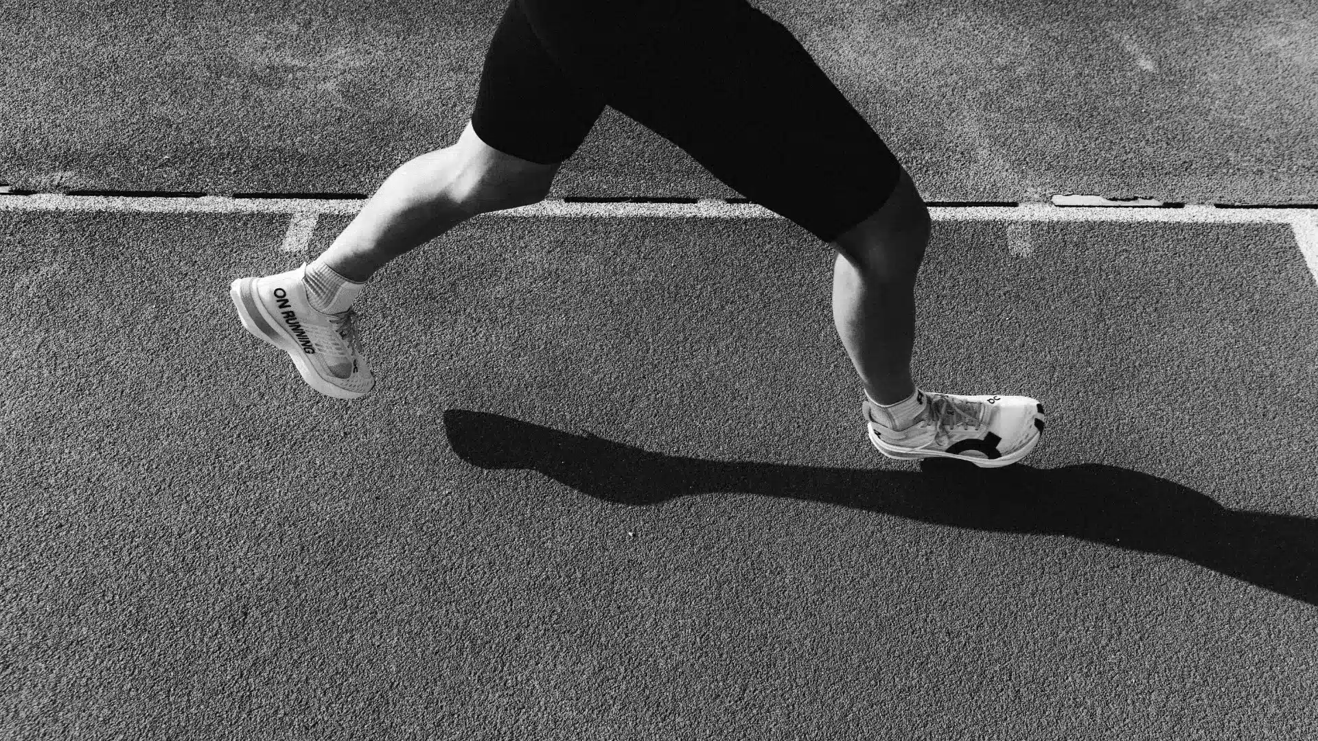 Runner in motion on a track, symbolizing Protéalpes' natural, high-performance sports nutrition without additives.