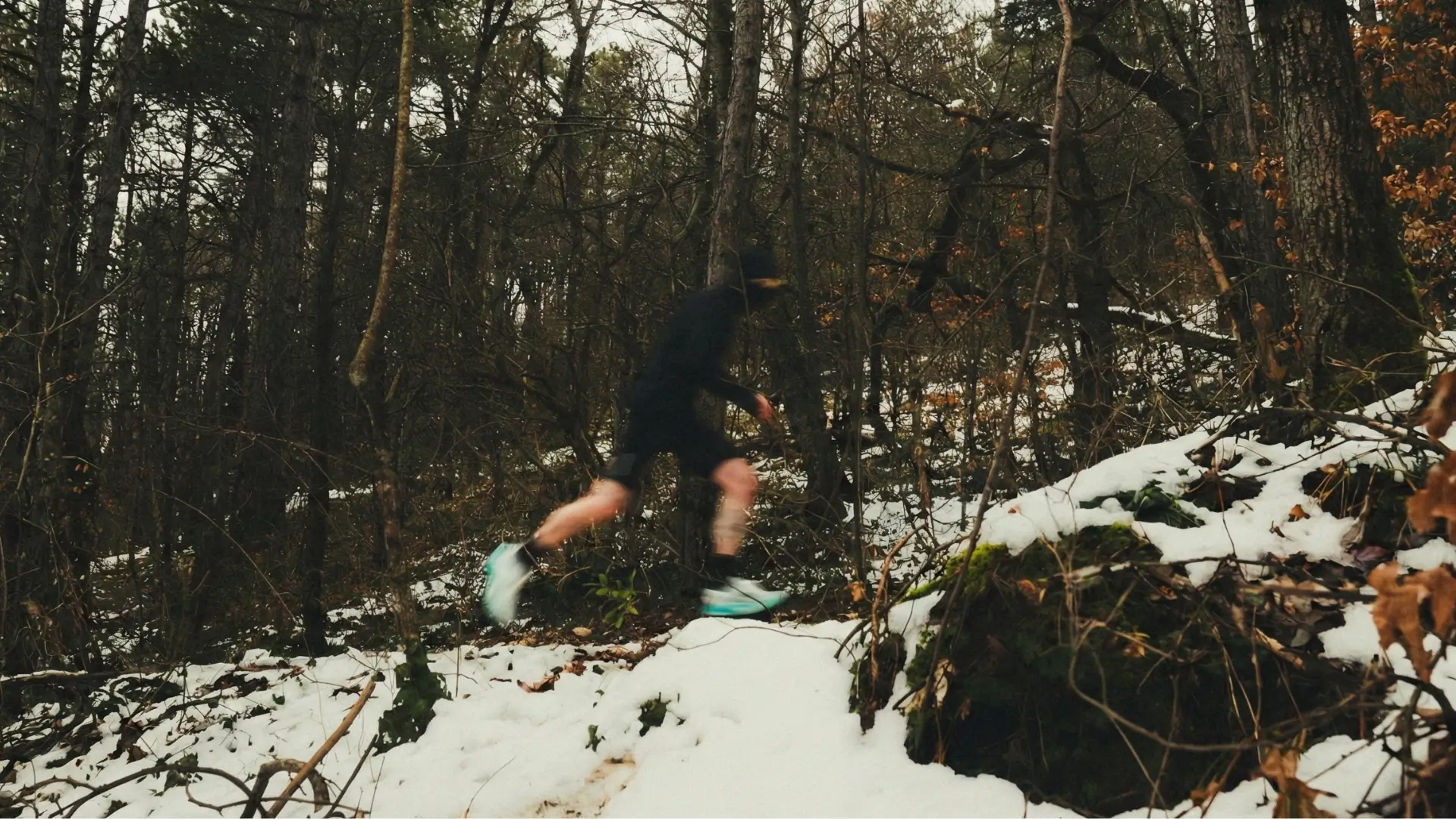 Coureur en forêt enneigée, symbolisant l'énergie pure de Protéalpes, nutrition sportive sans additifs ni édulcorants.