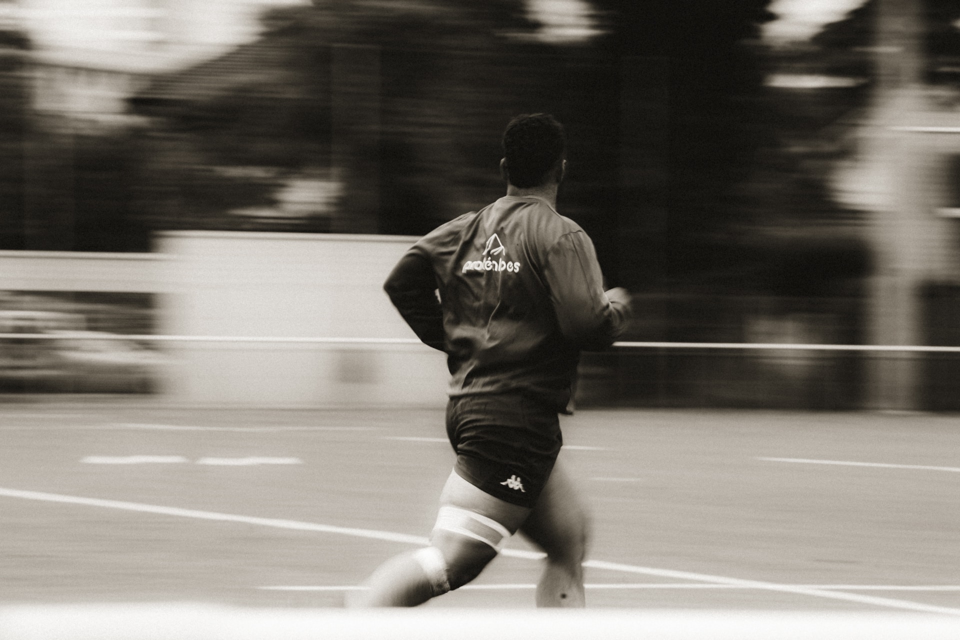 Sportler in Bewegung, der ein Trikot von Protéalpes trägt, einem Unternehmen, das sich auf Sporternährung ohne Zusatzstoffe und Süßungsmittel spezialisiert hat.