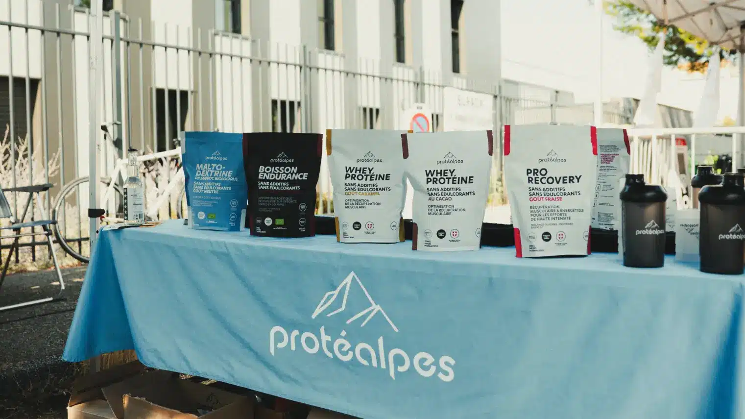 Protéalpes sports nutrition products: free of sweeteners and additives, designed to optimize your performance and recovery.