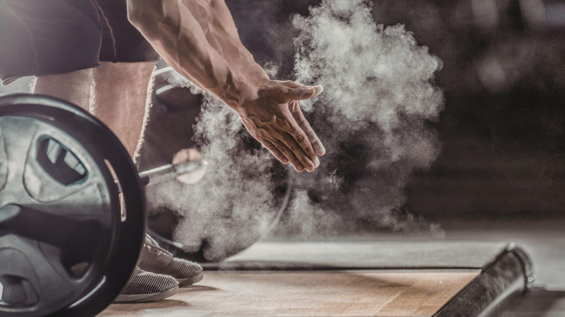 Athlète se préparant à soulever, mettant l'accent sur la performance optimale avec des produits nutritionnels sans additifs.