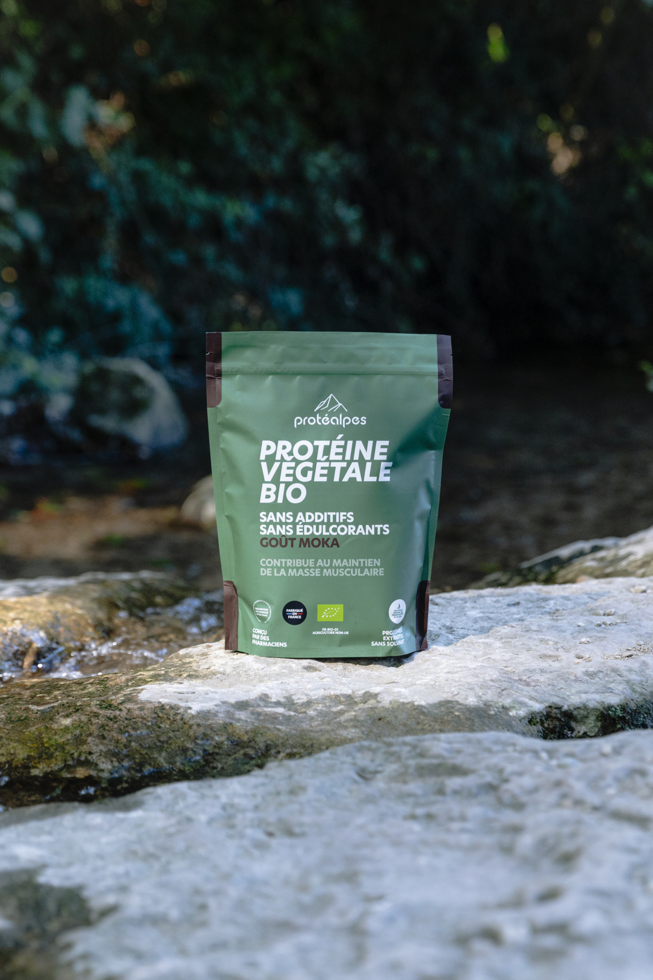 Protéalpes organic plant-based protein packet, free of sweeteners and additives, mocha flavor, ideal for maintaining muscle mass.
