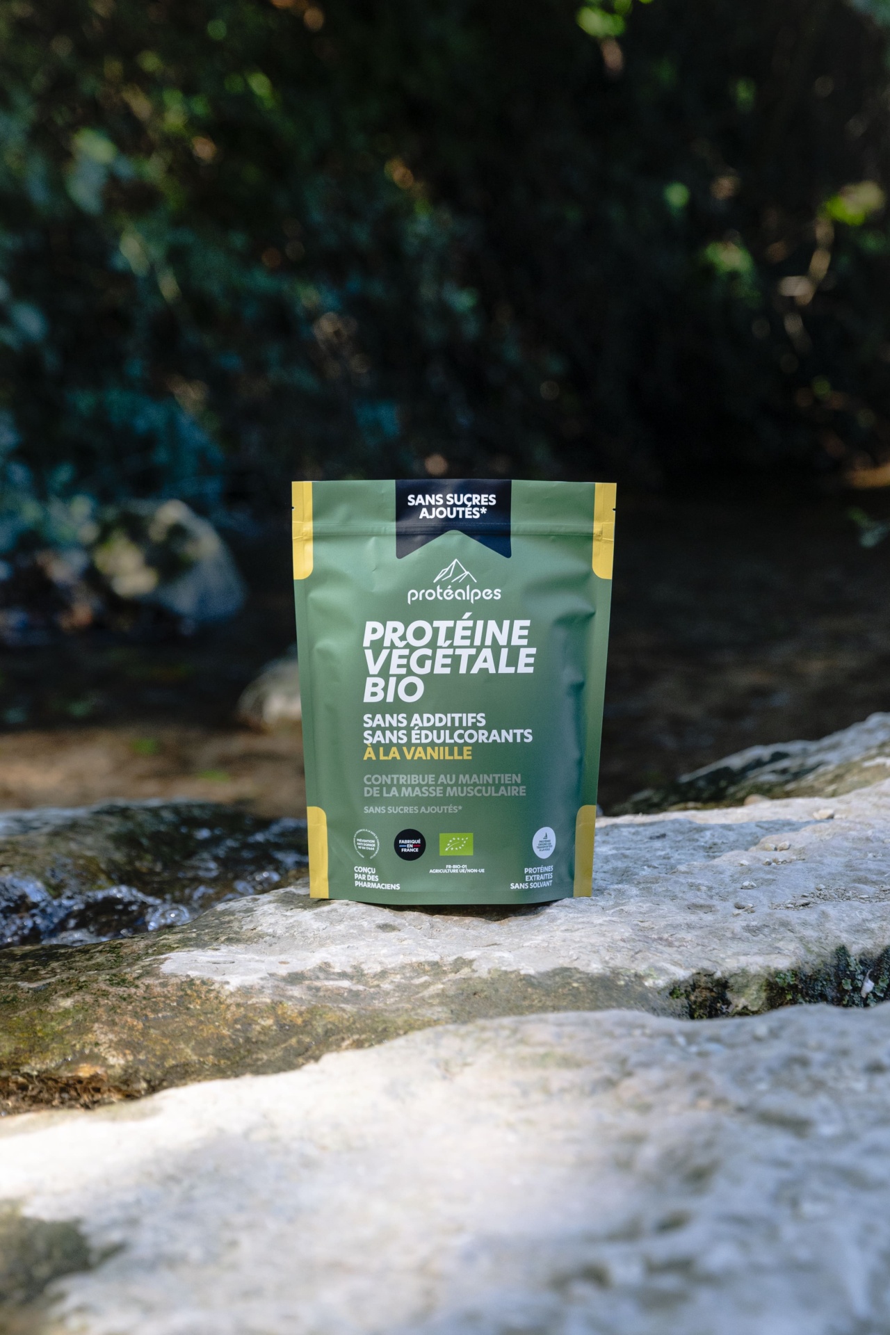 Poudre de protéine végétale bio Protéalpes : sans édulcorants ni additifs, idéale pour maintenir la masse musculaire.
