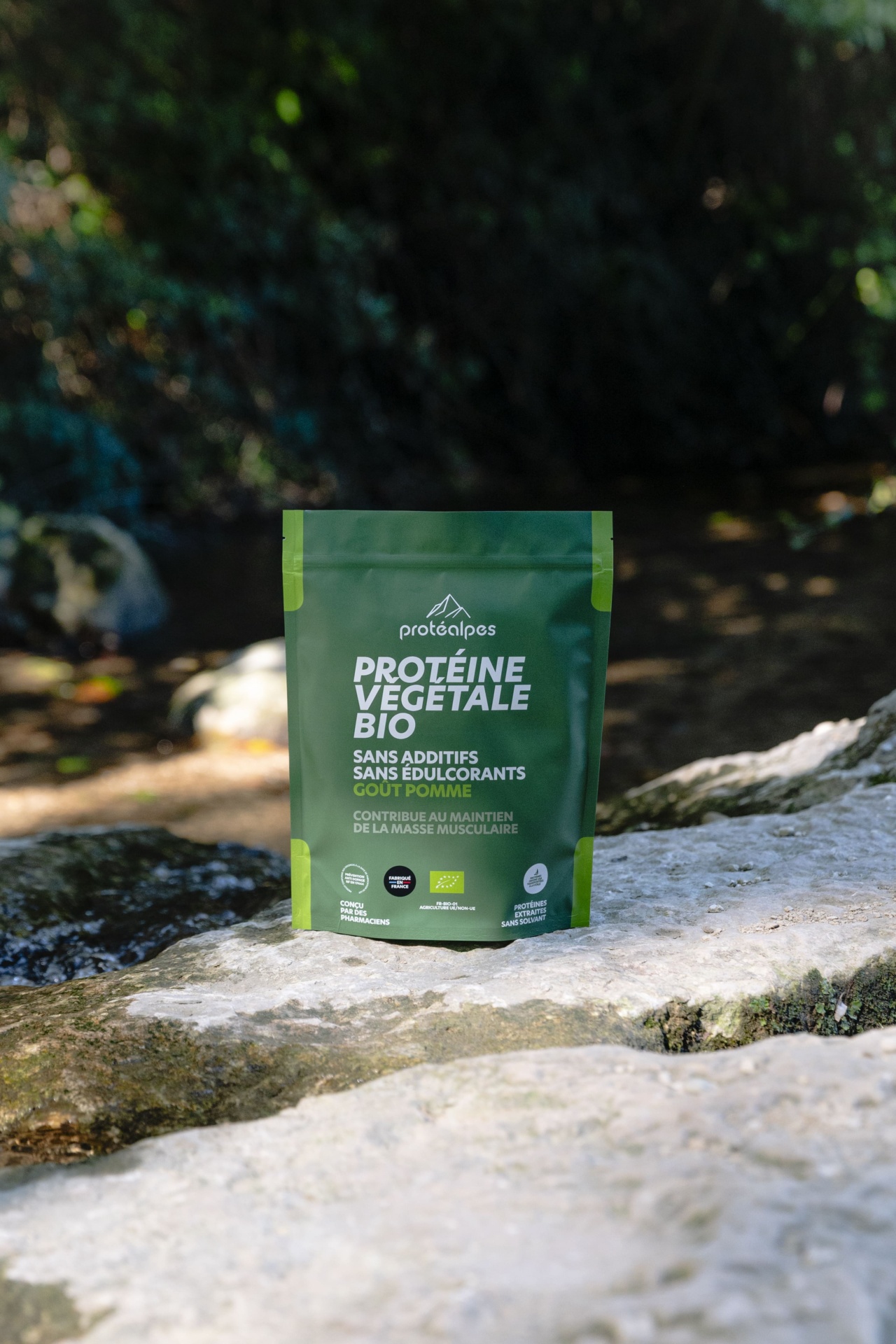 Protéine végétale bio Protéalpes, sans additifs ni édulcorants, goût pomme, pour soutenir votre masse musculaire naturellement.