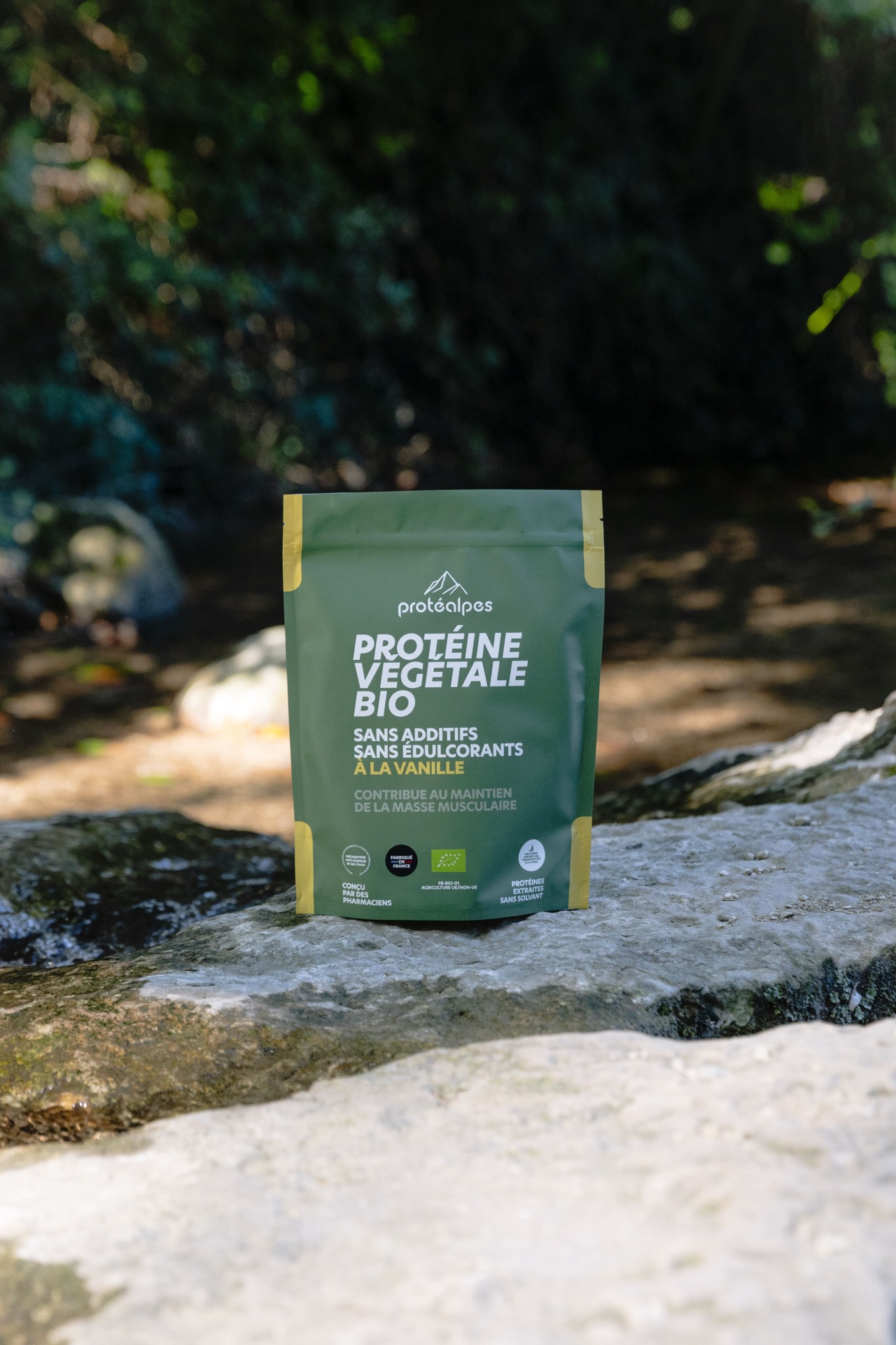 sachet de protéine végétale bio Protéalpes, sans additifs ni édulcorants, à la vanille, idéal pour la nutrition sportive.
